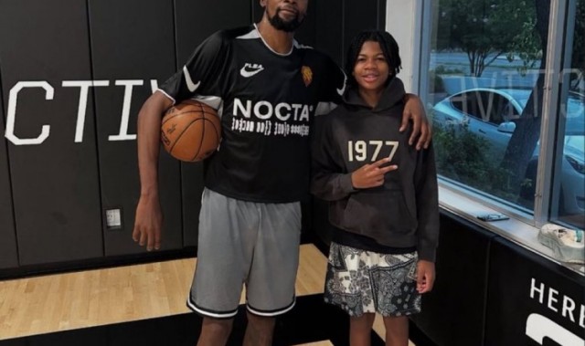 完美体育平台-美媒发布杜兰特与球迷合影 左手拇指护具拆除 脚部尺寸引人注目