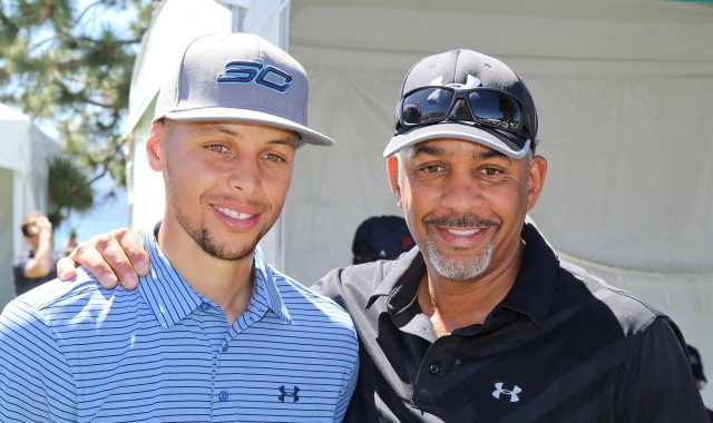 完美体育-库里谈黄蜂即将退役父亲球衣：这非常特别 期待现场见证这一刻