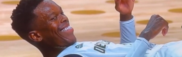 完美体育官网-造到东契奇进攻犯规 施罗德躺在地上面露微笑