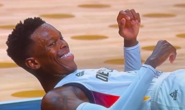 完美体育官网-造到东契奇进攻犯规 施罗德躺在地上面露微笑