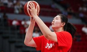 完美体育-媒体人：两大中锋利用率有点低 给张子宇的球不合理 韩旭不打挡拆