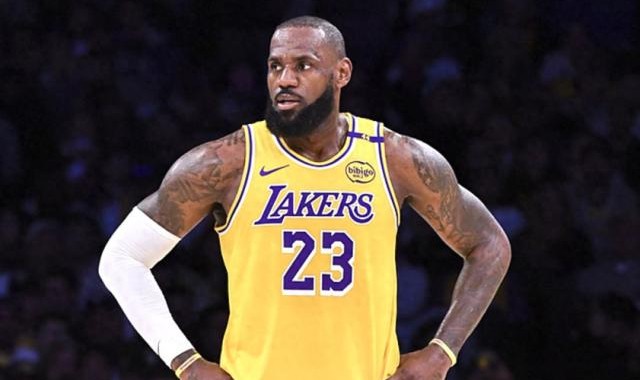 完美体育平台-连续两年首轮被绅士横扫！詹姆斯已不具备争冠能力