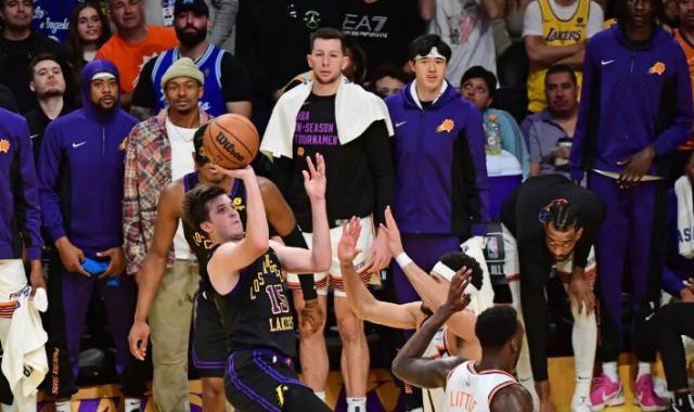 完美体育平台-湖人第三球星已在阵中！里夫斯三分显威 要啥拉文？